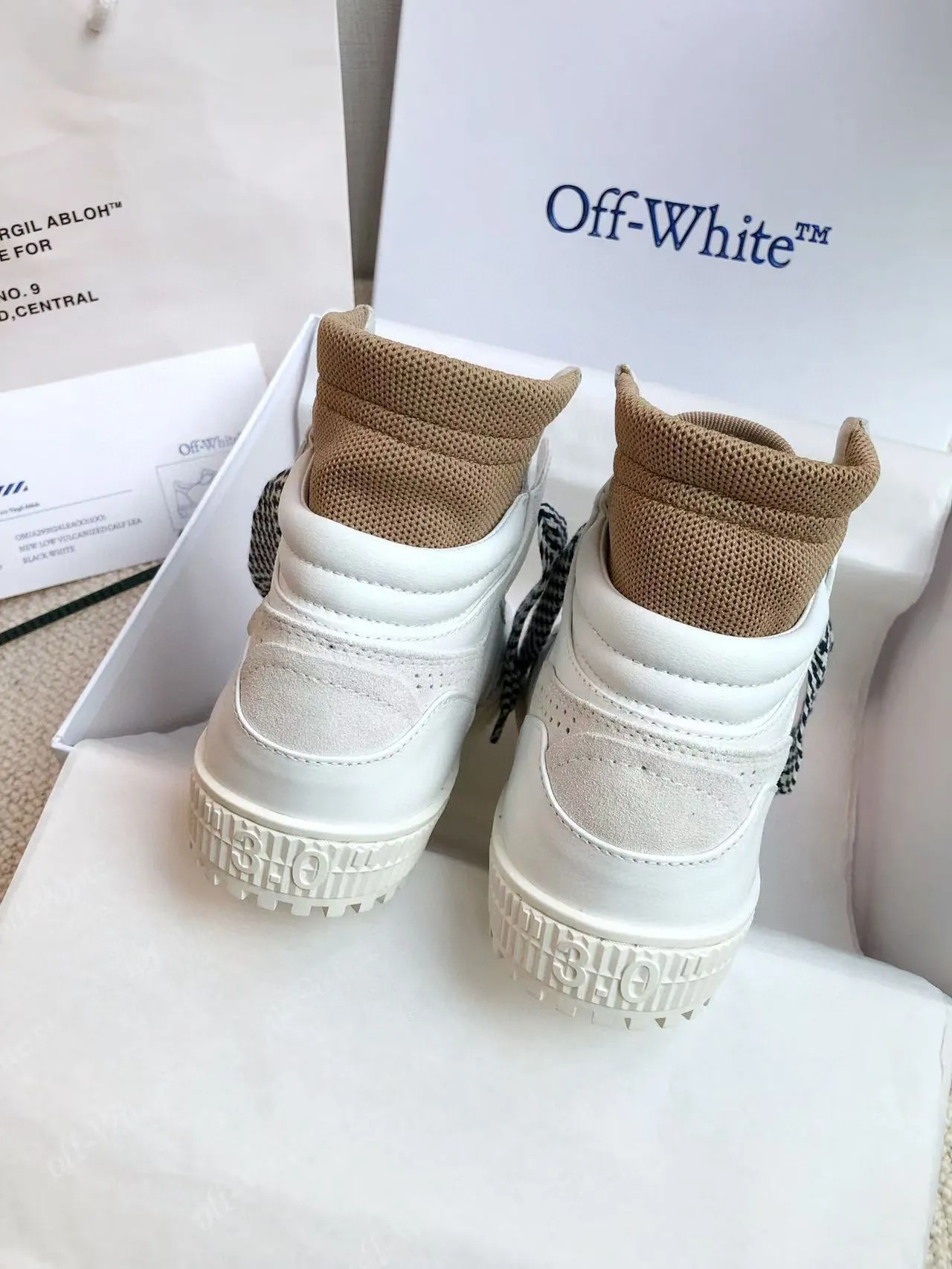 Men's shoes💰620 OFF WHITE ⚡️Couple style⚡️🍓New color🍓 The latest spring model of Gaobang street casual Martin style masterpiece, released the highest quality version on the market 👊 Series original mold opening, original lasting, production technology 1:1 original ➰🔜The best choice for more and more celebrities and Internet celebrities🔸In the classics Changes in the code🔸Innovate in the trend🔸Strive to break away from the shackles of bad street design🔝Although he is not the originator of fashion design, he is definitely a shining dark horse in avant-garde design🐴🆙Do not follow the trend🔅Not universal beauty🔅 Fabric💯First-layer cowhide Lining💯Imported skin-friendly and environmentally friendly polyester mesh Foot pads💯Original molded high-elastic environmentally friendly molding pads Midsole💯Original sleeve lasting process Outsole💯Rubber outsole Packaging💯Official website synchronizes a full set of packaging (brand wrapping paper, brand certificate, brand bag) code number 35-44, 45 customized